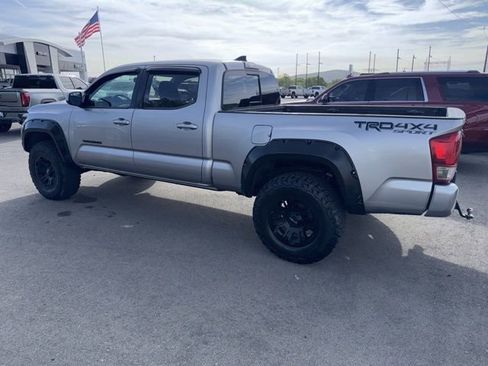 Used 2017 Toyota Tacoma TRD Sport AWD/4WD image 4