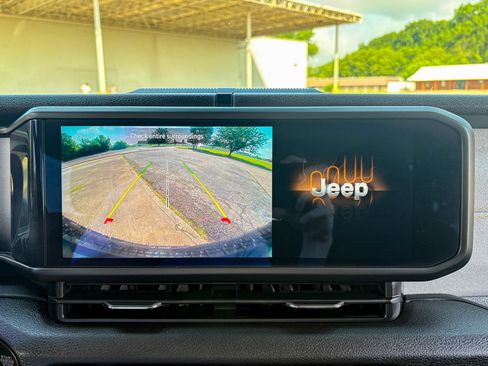 Used 2025 Jeep Wrangler Sport AWD/4WD image 17