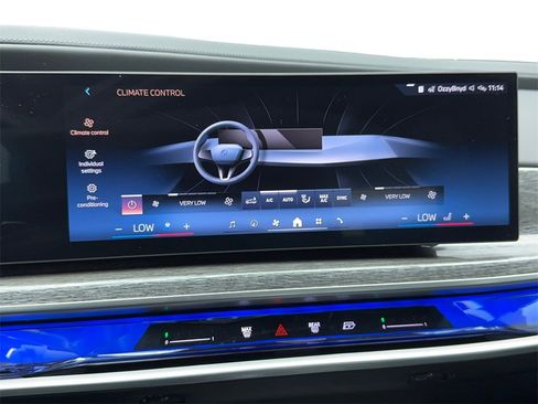 Used 2025 BMW 740i w/ Premium Package image 25