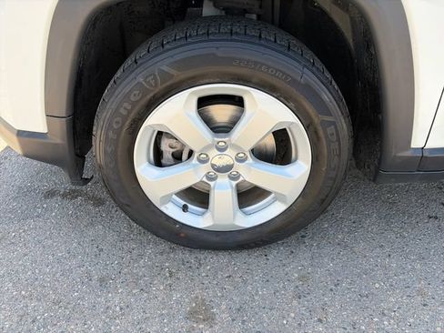 Used 2018 Jeep Compass Latitude FWD image 11