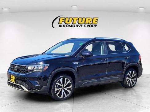 Used 2022 Volkswagen Taos SE w/ Panoramic Sunroof Package FWD image 8