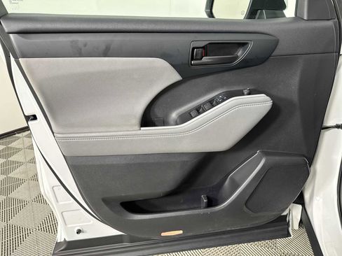 Used 2021 Toyota Highlander L image 16