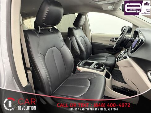 Used 2024 Chrysler Pacifica Touring-L FWD image 40