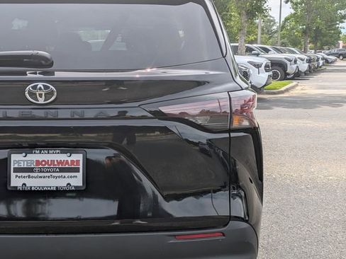 Used 2026 Toyota Sienna LE FWD image 5