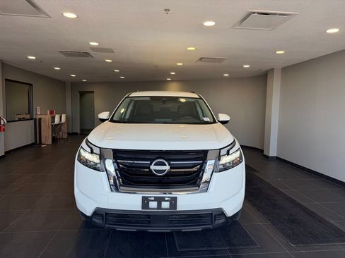 Used 2025 Nissan Pathfinder SV image 2