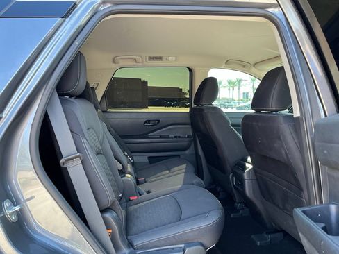 Used 2024 Nissan Pathfinder SV FWD image 18