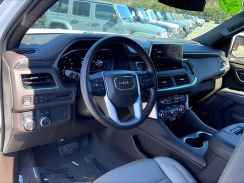 Used 2022 GMC Yukon SLT w/ SLT Premium Package image 17