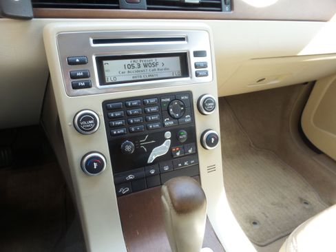 Used 2009 Volvo XC70 3.2 image 9