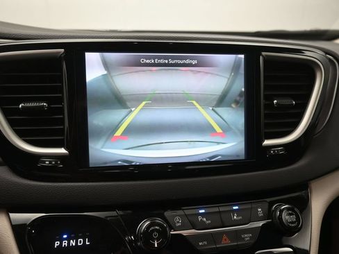 Used 2024 Chrysler Pacifica Touring-L FWD image 4