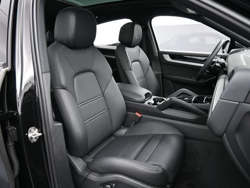 Certified 2025 Porsche Cayenne E-Hybrid Coupe AWD/4WD image 31