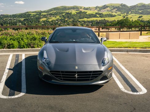 Used 2017 Ferrari California T RWD image 8