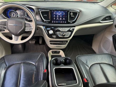 Used 2018 Chrysler Pacifica Limited FWD image 17