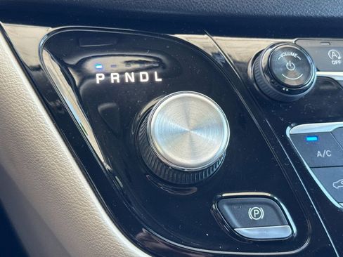 Used 2018 Chrysler Pacifica Touring-L Plus FWD image 25