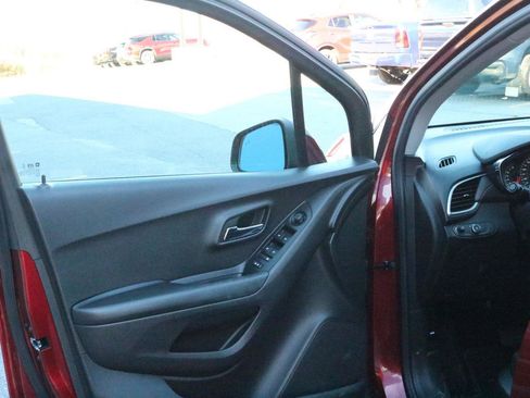 Certified 2022 Chevrolet Trax LT w/ Driver Confidence Package image 9