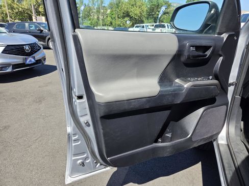 Used 2019 Toyota Tacoma SR5 AWD/4WD image 12