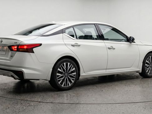 Used 2025 Nissan Altima 2.5 SV FWD image 9