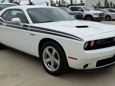 Used 2017 Dodge Challenger SXT RWD image 7