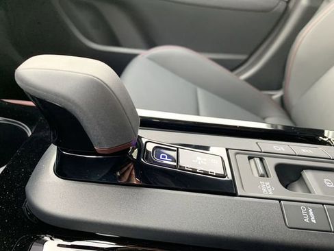 New 2025 Toyota Prius Plug-In Hybrid FWD image 25
