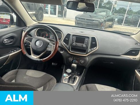 Used 2018 Jeep Cherokee Latitude FWD image 9