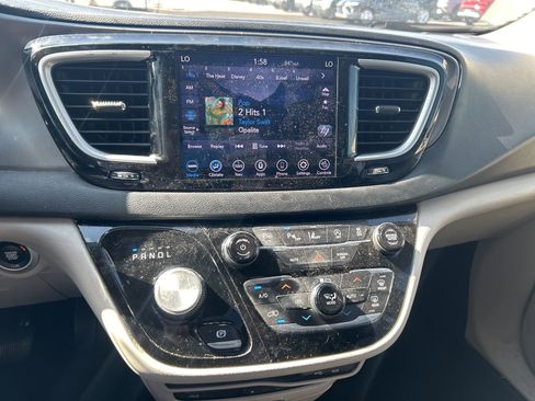 Used 2020 Chrysler Pacifica Touring-L Plus image 13