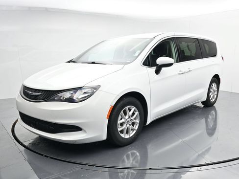 Used 2023 Chrysler Voyager LX FWD image 4