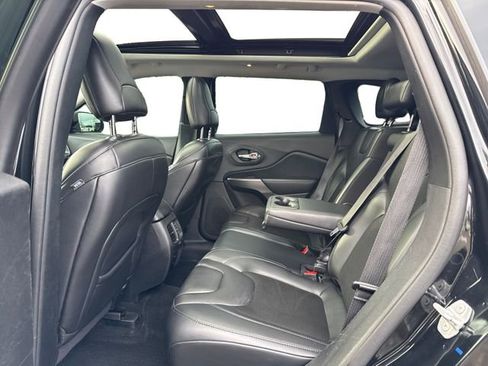 Used 2019 Jeep Cherokee Latitude Plus w/ Comfort/Convenience Group image 11