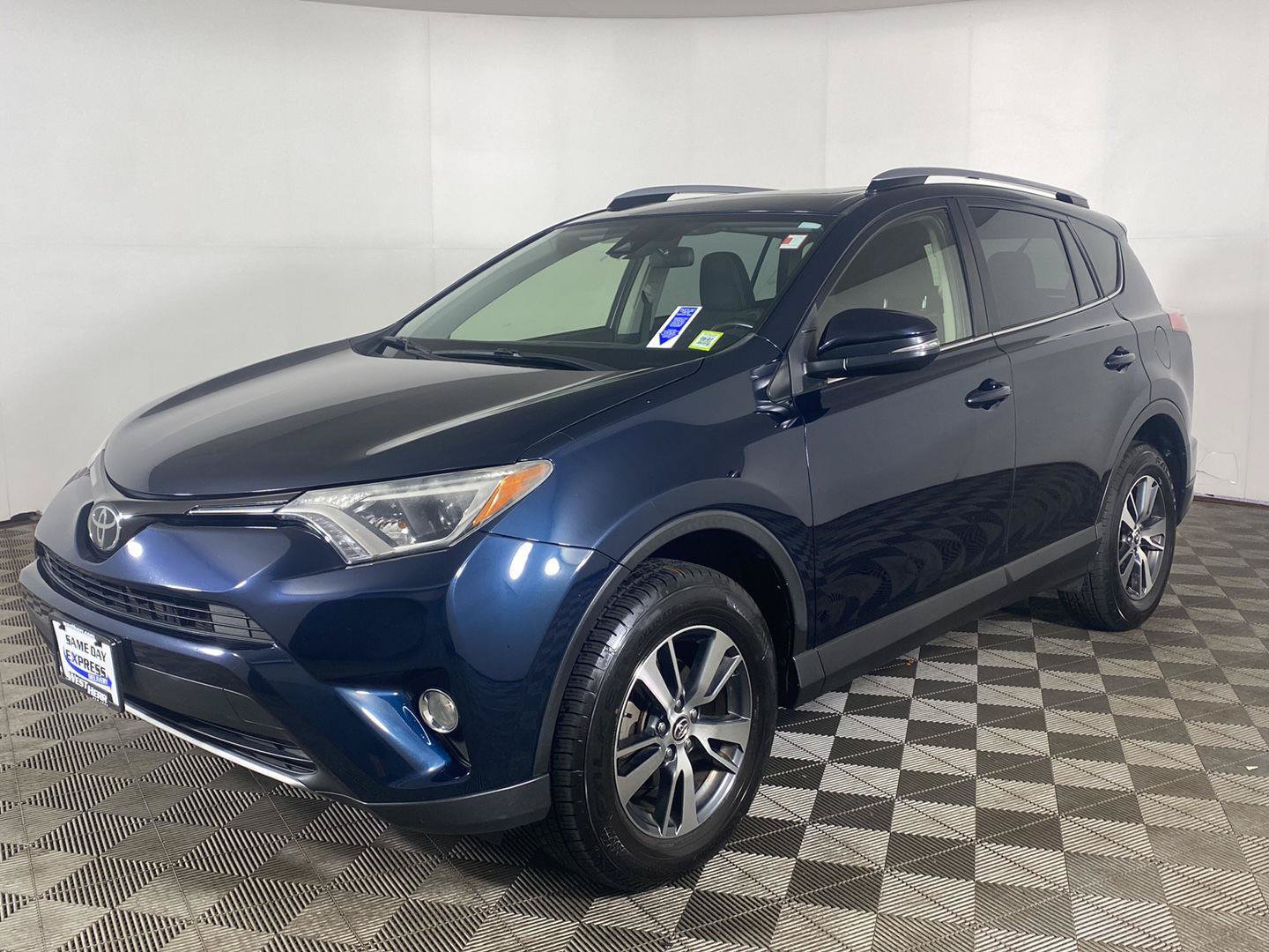 Used 2018 Toyota RAV4 XLE AWD/4WD image 2