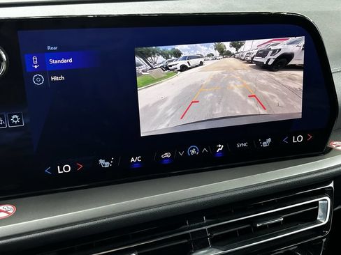 Used 2025 Chevrolet Traverse LT FWD image 18