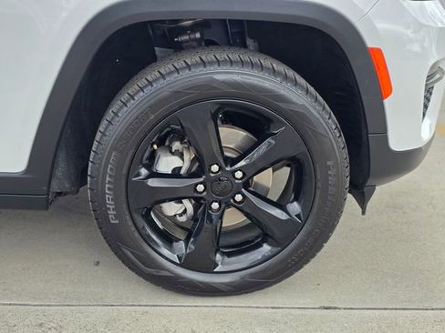 Used 2023 Jeep Grand Cherokee Limited w/ Black Appearance Package AWD/4WD image 8