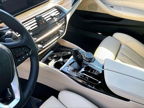 Used 2021 BMW 530e w/ Convenience Package image 18