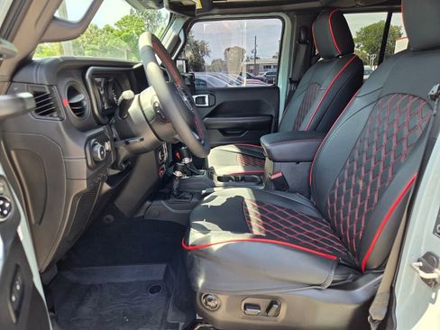 Used 2024 Jeep Wrangler Unlimited Rubicon w/ Technology Group AWD/4WD image 13