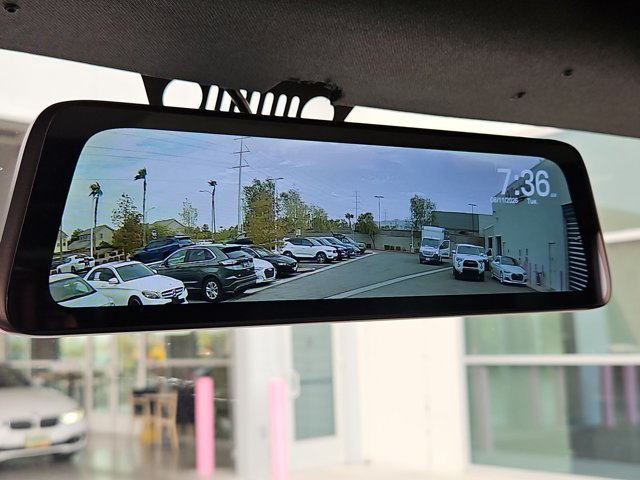 Used 2018 Jeep Wrangler Unlimited Sahara w/ Connectivity Group AWD/4WD image 13