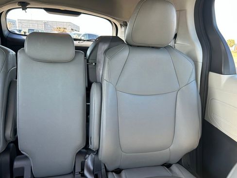 Used 2024 Toyota Sienna XLE FWD image 13