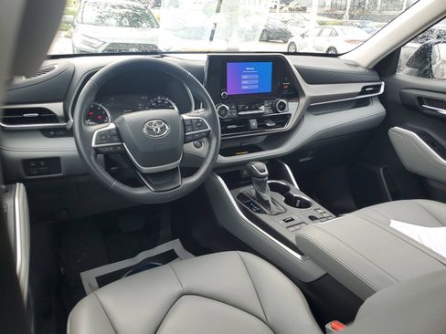 Used 2024 Toyota Highlander XLE AWD/4WD image 10