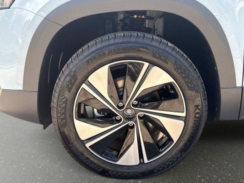 New 2025 Volkswagen Taos SE image 10