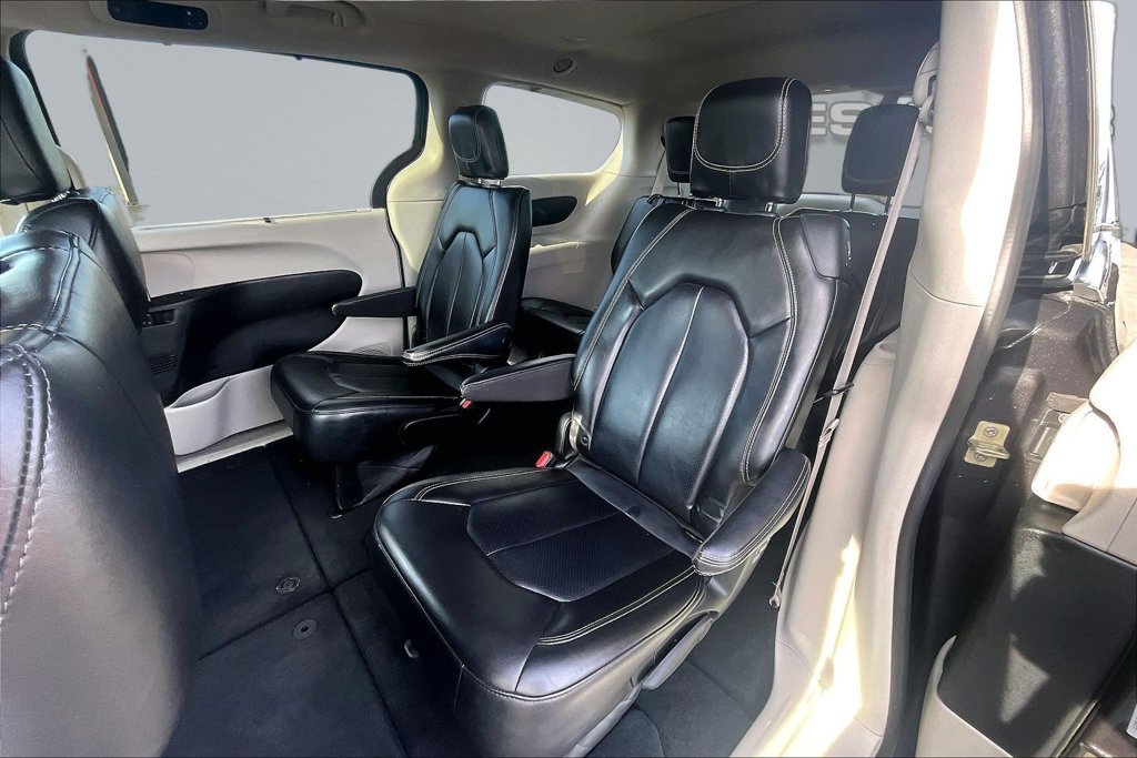 Used 2023 Chrysler Pacifica Touring-L FWD image 25