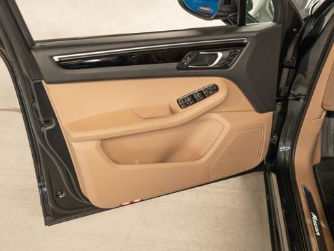 Certified 2023 Porsche Macan AWD/4WD image 16