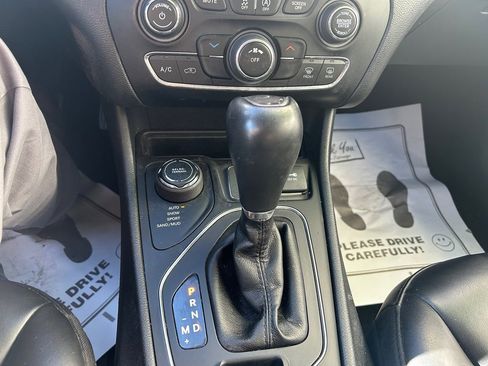 Used 2020 Jeep Cherokee Latitude Plus image 16