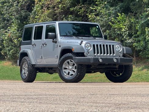 Used 2017 Jeep Wrangler Unlimited Rubicon w/ Connectivity Group AWD/4WD image 2