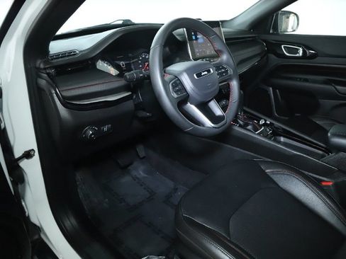 Used 2025 Jeep Compass Trailhawk AWD/4WD image 18