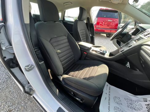 Used 2017 Ford Fusion SE FWD image 14