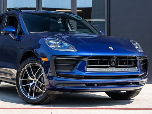 Certified 2026 Porsche Macan AWD/4WD image 9