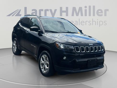 Used 2024 Jeep Compass Latitude AWD/4WD image 8