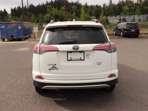 Used 2018 Toyota RAV4 XLE AWD/4WD image 6