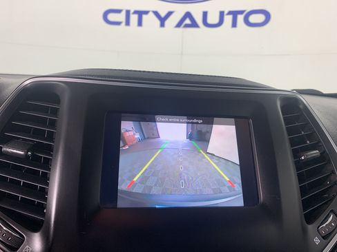 Used 2019 Jeep Cherokee Latitude Plus AWD/4WD image 26