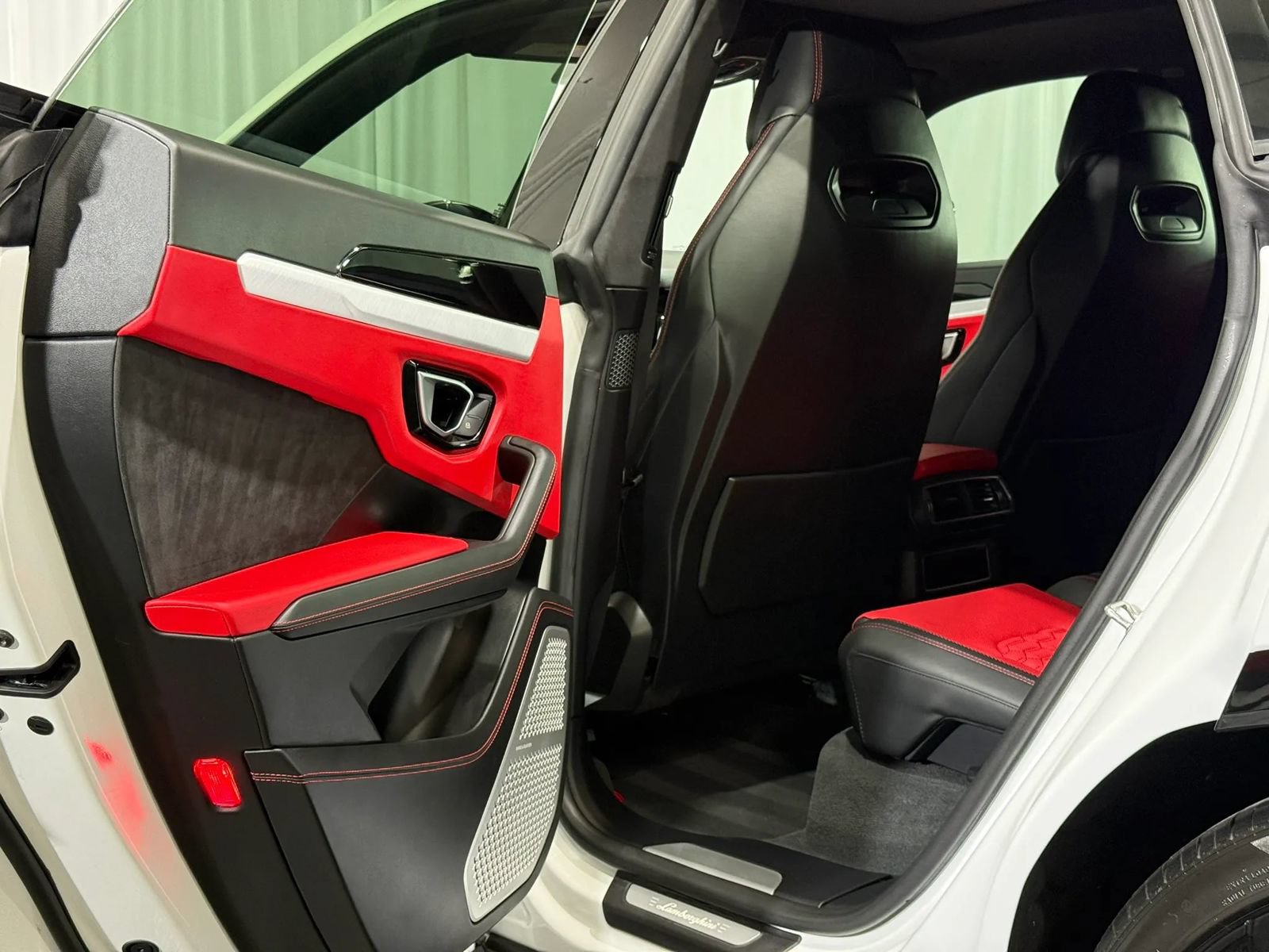 Used 2022 Lamborghini Urus AWD/4WD image 25
