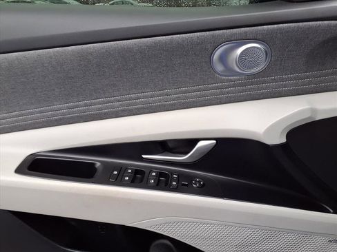 Used 2024 Hyundai Elantra Limited image 18