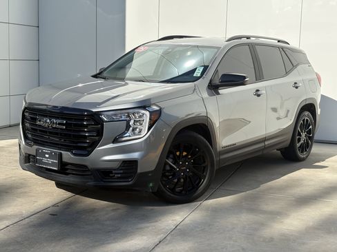 Used 2023 GMC Terrain SLE w/ Driver Convenience Package image 2