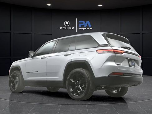 Used 2025 Jeep Grand Cherokee Altitude AWD/4WD image 32