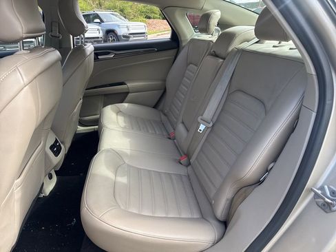 Used 2017 Ford Fusion SE w/ Fusion SE Technology Package image 6